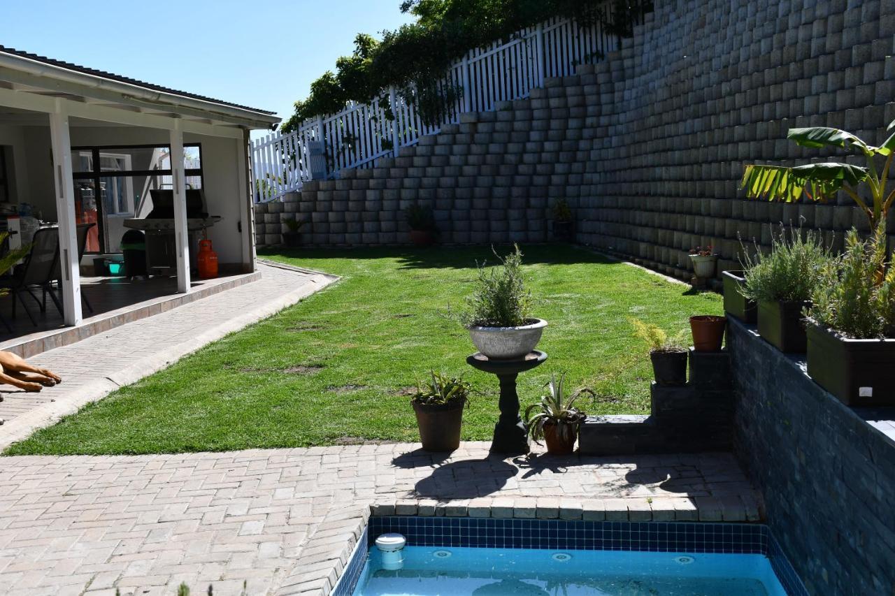 Friendz Guesthouse Книсна Екстер'єр фото
