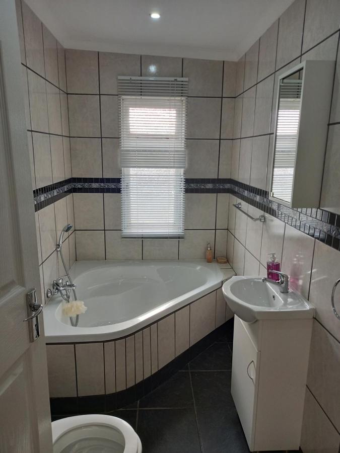 Friendz Guesthouse Книсна Екстер'єр фото
