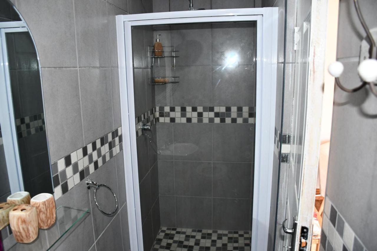 Friendz Guesthouse Книсна Екстер'єр фото