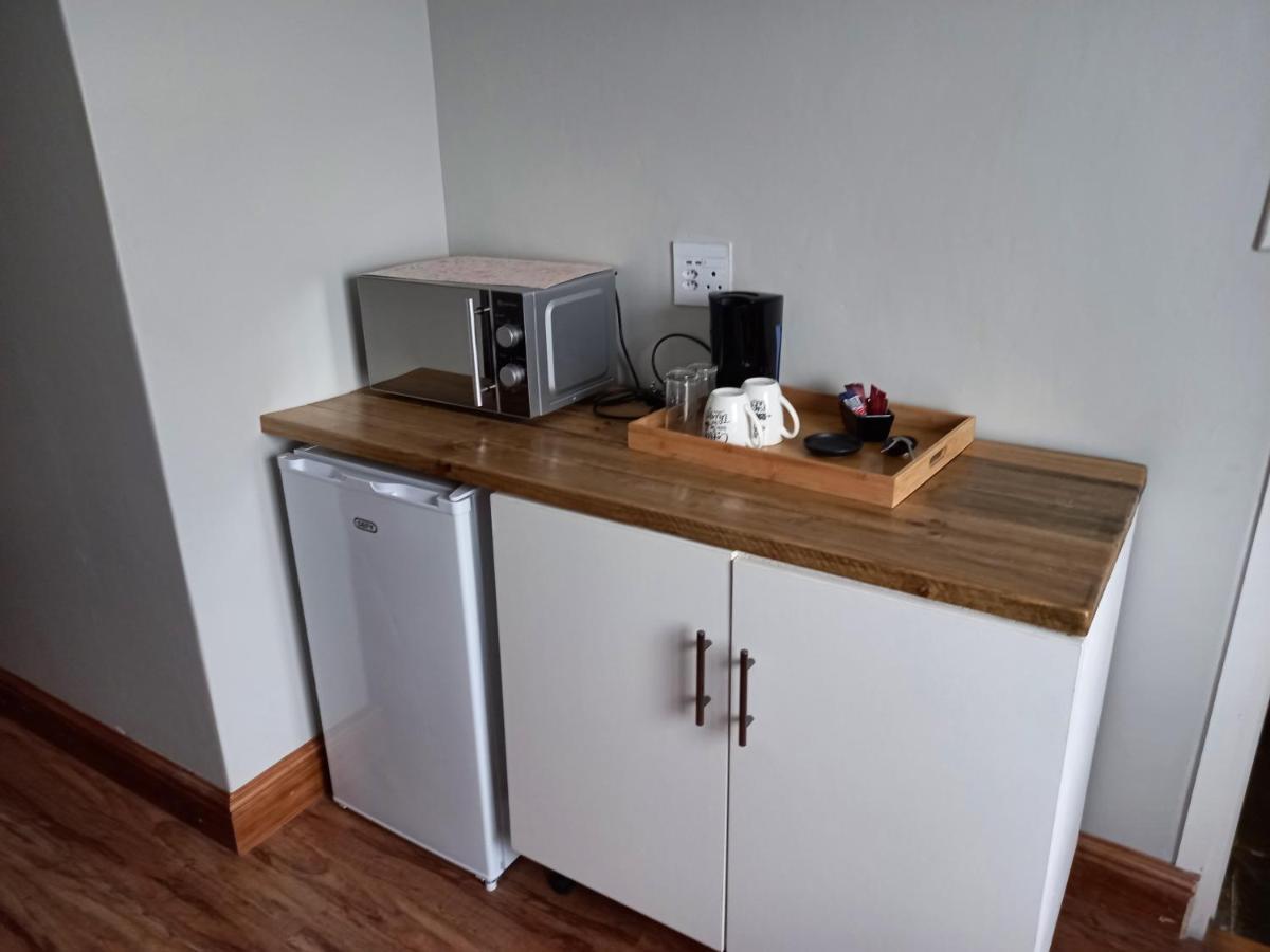 Friendz Guesthouse Книсна Екстер'єр фото