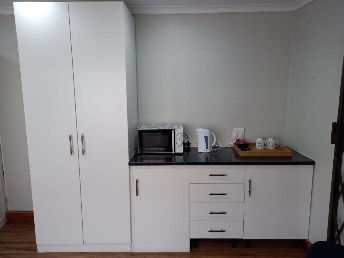 Friendz Guesthouse Книсна Екстер'єр фото